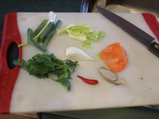 1、免炸京都排骨,调制腌料，用了一些蔬菜：红萝卜、洋葱、芹菜、姜片、葱段、辣椒和香菜。平常也可以收集这些厨房残剩的蔬菜来腌制肉料。譬如红萝卜皮、洋葱头、青葱..等等。