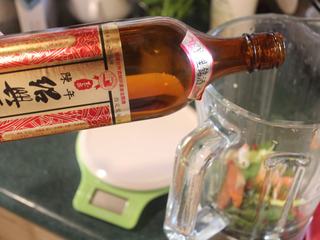 2、免炸京都排骨,将这些蔬菜放入果汁机，加入绍兴酒、酱油、胡椒粉。 