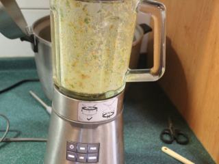 3、免炸京都排骨,打成腌料。