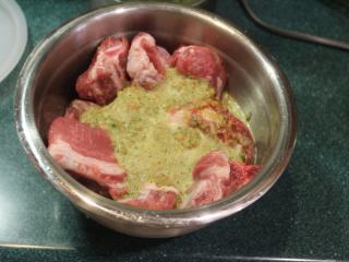 4、免炸京都排骨,将猪排骨洗净滤干，倒入腌料。  