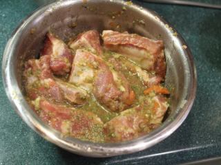 5、免炸京都排骨,将排骨抓腌入味。放冰箱冷藏2小时以上。