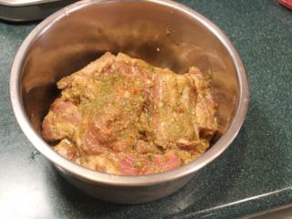 6、免炸京都排骨,取出腌过的排骨，放入2大匙莲藕粉拌匀，放入电饭锅内锅。