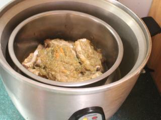 7、免炸京都排骨,电饭锅外锅放2杯水，将排骨蒸煮到跳起后再焖5分钟。