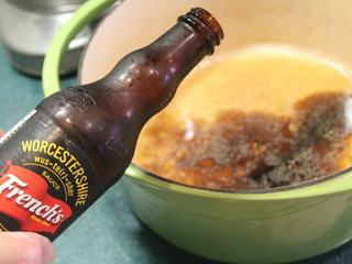 9、免炸京都排骨,加入2大匙辣酱油。这次用的是伍斯特辣酱油。京都排骨特别的地方在于酸甜调酱用了一些西式的酱汁，如牛排酱。默林辣酱等等。