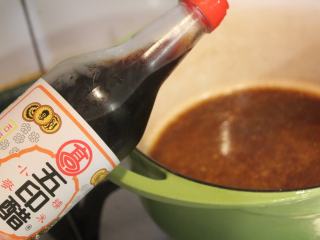 10、免炸京都排骨,加入2大匙乌醋。