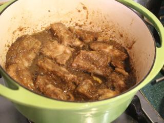 12、免炸京都排骨,酱汁煮滚后，加入排骨拌炒至收汁。