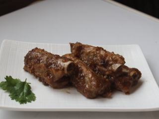 13、免炸京都排骨,盛出排骨，淋上剩下酱汁，也可艾萨克上一些白芝麻。微辣酸甜，炖的软烂香味四溢的排骨，好吃！！