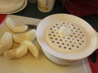 1、韩式烧肉,将梨子去皮，研磨成梨子泥。