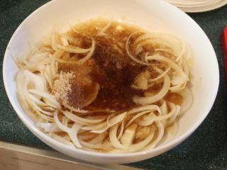 4、韩式烧肉,将酱油、糖、酒、香油、盐、胡椒加入。  