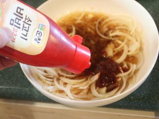 5、韩式烧肉,加入1-2大匙的韩式辣椒酱。用其他辣椒酱代替也可，辣度则随人喜好调整。拌匀后就是韩式烧肉的酱汁。