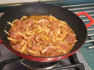 9、韩式烧肉,铁锅大火烧热后放少许油润锅，将烧肉连同酱汁一起入锅。