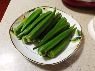 2、秋葵拌三文鱼,剪去根部，洗净