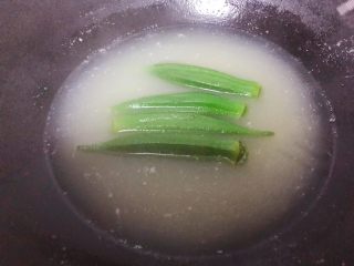 3、秋葵拌三文鱼,煮两分钟