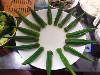 4、秋葵拌三文鱼,捞出，摆盘，如图所示