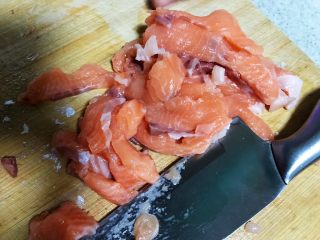 8、秋葵拌三文鱼,切成薄片