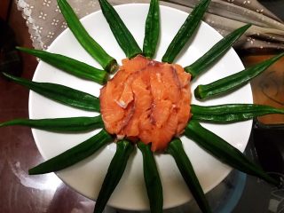 9、秋葵拌三文鱼,摆放在秋葵中间