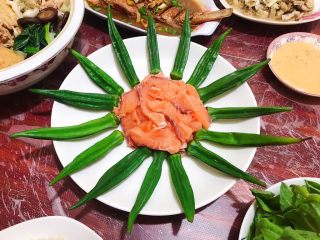 10、秋葵拌三文鱼,如图所示