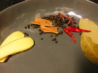 1、香辣什蔬干锅 超级开胃素菜,将香料提前备好。