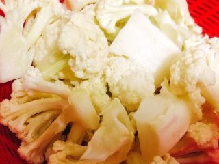 5、香辣什蔬干锅 超级开胃素菜,菜花洗净切小块。