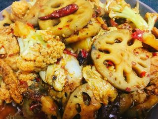 12、香辣什蔬干锅 超级开胃素菜,翻炒均匀，大火收汁即可。