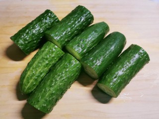 2、酸辣黄瓜条,清洗干净切段