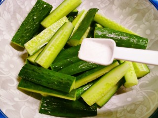 4、酸辣黄瓜条,放入盐