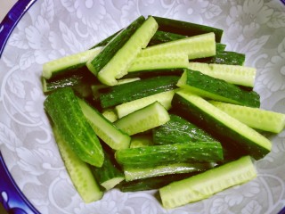 5、酸辣黄瓜条,拌匀腌制半个小时