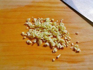 7、酸辣黄瓜条,蒜切碎