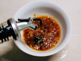 11、酸辣黄瓜条,倒入老醋 