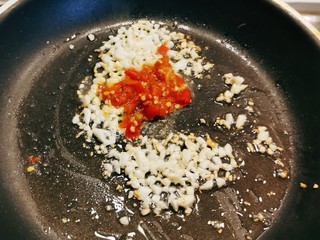 9、酸辣黄瓜条,蒜末炒香后放入剁辣椒 翻炒