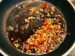 10、酸辣黄瓜条,放入酱油 烧开倒入碗里