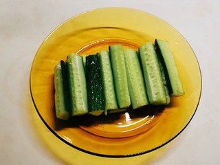 14、酸辣黄瓜条,黄瓜条也腌好了 攥干水分 码放盘中