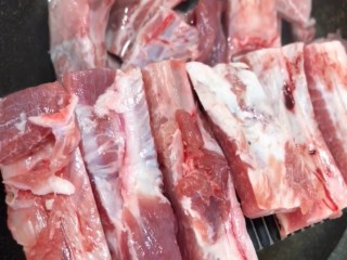 1、红烧排骨,砍好的排骨凉水下锅焯水
