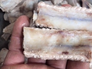 2、红烧排骨,捞出冲洗干净控水