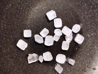 3、红烧排骨,锅中烧油放入冰糖小火炒出枣红色