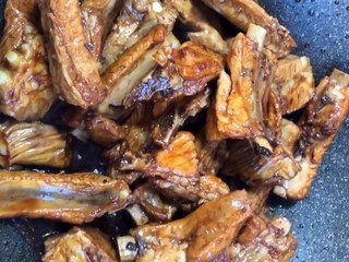 4、红烧排骨,再下入排骨炒上色