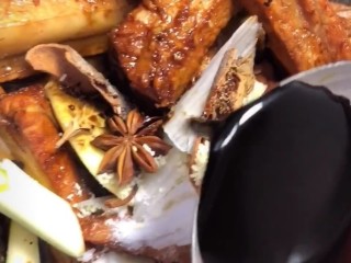5、红烧排骨,下入葱姜，八角，桂皮，香叶，盐，鸡精，酱油，老抽