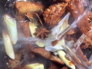 6、红烧排骨,加适量的水没过排骨，大火烧开改小火炖半个小时