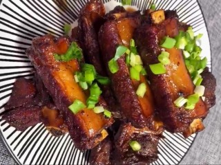 8、红烧排骨,撒上葱花红烧排骨做好