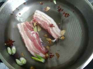 2、#猪年##猪五花# 蒜泥白肉,锅中放入适量清水，放入花椒，八角，五花肉