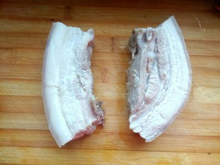 4、#猪年##猪五花# 蒜泥白肉,把五花肉捞出晾凉