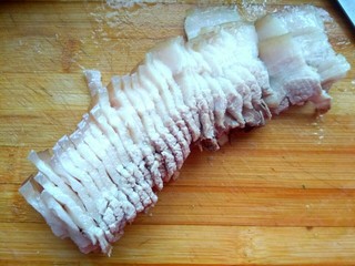 7、#猪年##猪五花# 蒜泥白肉,五花肉切成薄片