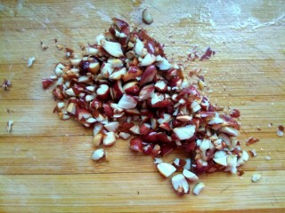 13、#猪年##猪五花# 蒜泥白肉,把花生用刀压碎