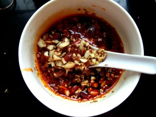 14、#猪年##猪五花# 蒜泥白肉,小碗中放入两勺生抽两勺醋，适量盐，适量糖 ，适量熟芝麻，花生碎，两勺红油，调匀