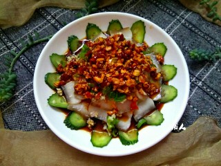 15、#猪年##猪五花# 蒜泥白肉,把小碗中的调料汁浇到五花肉上即可