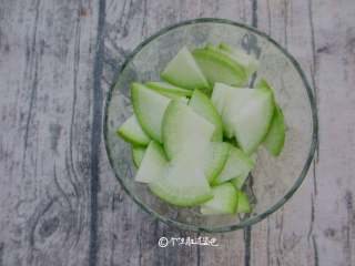 1、酸辣萝卜片,我买的青皮萝卜，其他萝卜也可以，切片待用