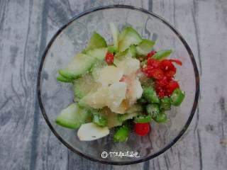 5、酸辣萝卜片,把萝卜、辣椒圈放入盆中，加入1勺糖、2勺醋、2勺酱油、一点香油、蒜片搅拌均匀。