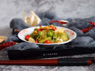 7、酸辣萝卜片,腌制好的萝卜相当好吃，搭配一碗粥，是很好的早餐选择