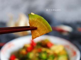 9、酸辣萝卜片,萝卜，不仅健脾开胃，而且有着润肺化痰、防癌解毒等营养价值