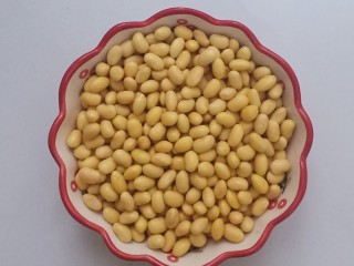 1、黄豆炖猪皮,黄豆挑去坏的黑的,用清水浸泡2-4小时。泡好后清洗干净沥干水分